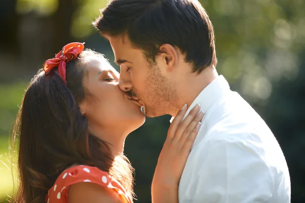 Casal Beijando. — Fotografia de Stock