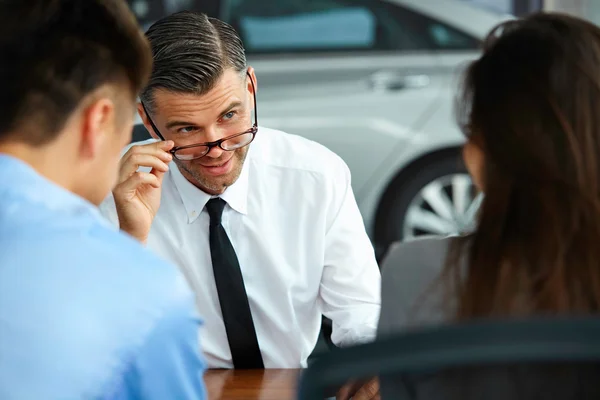 Par undertecknande säljare kontrakt. — Stockfoto