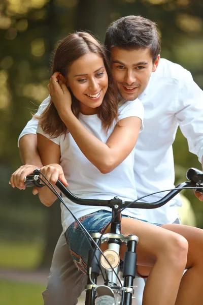 夫妇在夏天公园骑自行车 — 图库照片