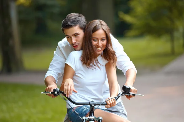 Couple cycling in the summer park — Stock Photo, Image