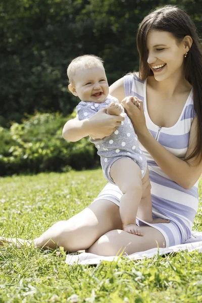 Güzel anne ve bebek dışarıda. — Stok fotoğraf