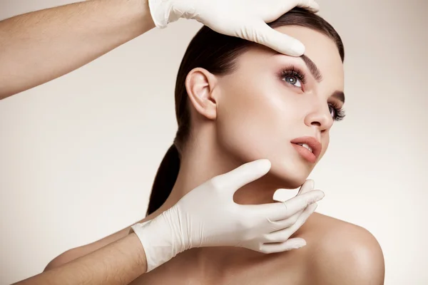 Mielőtt plasztikai sebészet működését kozmetológiai nő. — Stock Fotó
