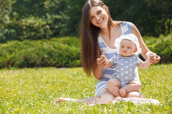 Mother and Baby sitting on the grass — Stock Photo, Image