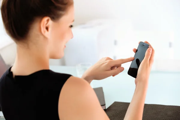 Mujer usando teléfono inteligente móvil —  Fotos de Stock