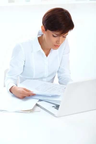 Mulher de negócios com laptop trabalhando — Fotografia de Stock