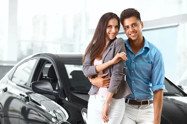 Pareja celebrando la compra de un coche —  Fotos de Stock