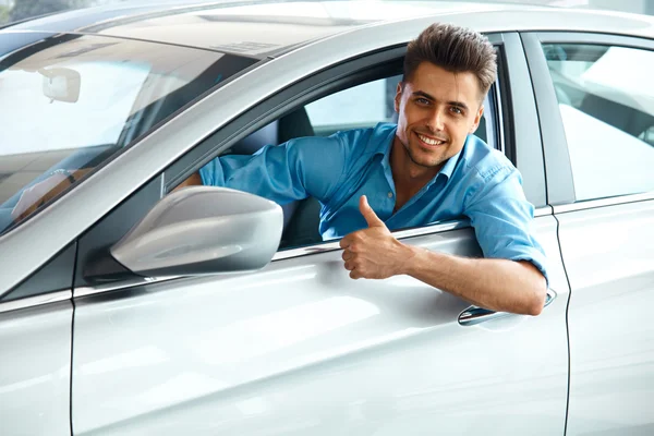 Cliente feliz dentro del coche de su sueño . — Foto de Stock