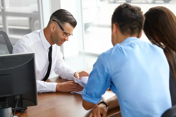 Couple Signing Salesman Contract — Stock Photo, Image