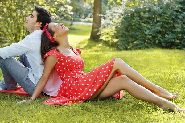 Casal sorridente no Parque de Verão — Fotografia de Stock