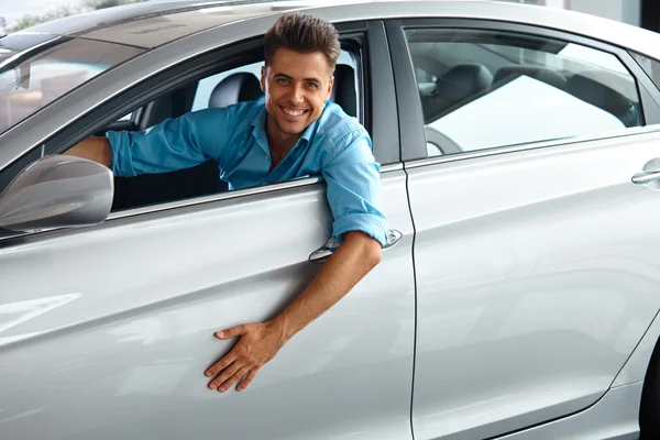 Glücklicher Mann im Auto seines Traums. — Stockfoto