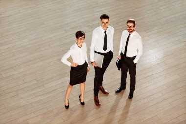 Salonda ayakta iş ortakları