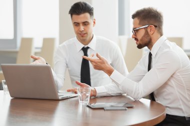 Başarılı iş ortakları projeyi tartışmak