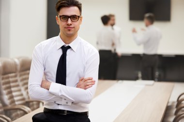 ofiste başarılı bir iş adamı.