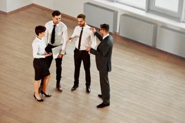 İş ortakları comunicating salonunda