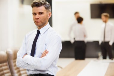 ofiste başarılı bir iş adamı.