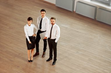 İş ortakları comunicating salonunda