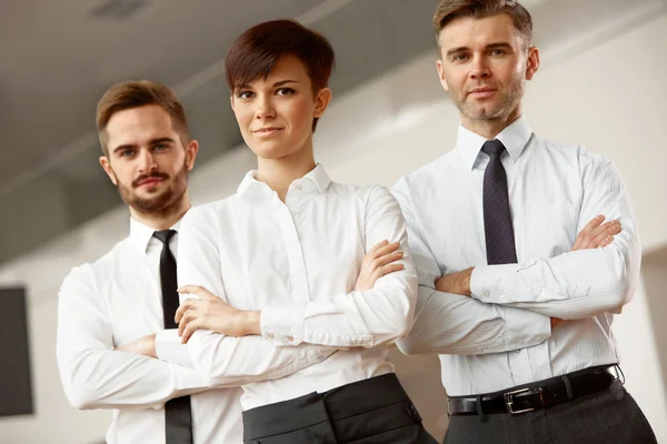 Gente de negocios de pie con las manos dobladas — Foto de Stock