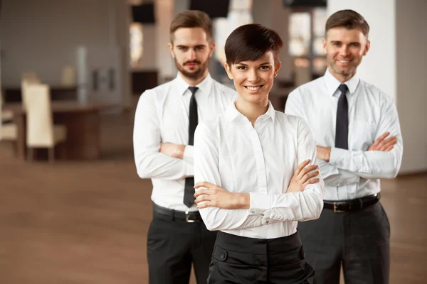 Gente de negocios de pie con las manos dobladas — Foto de Stock