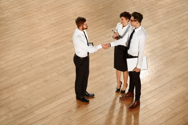 Parceiros de negócios comunicando no hall — Fotografia de Stock