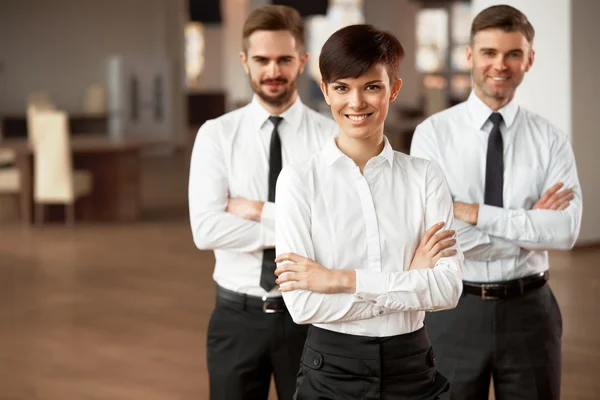 Geschäftsleute stehen mit gefalteten Händen — Stockfoto