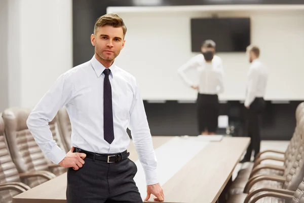 Un exitoso hombre de negocios en la oficina . — Foto de Stock