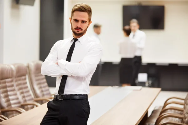 Un exitoso hombre de negocios en la oficina . — Foto de Stock