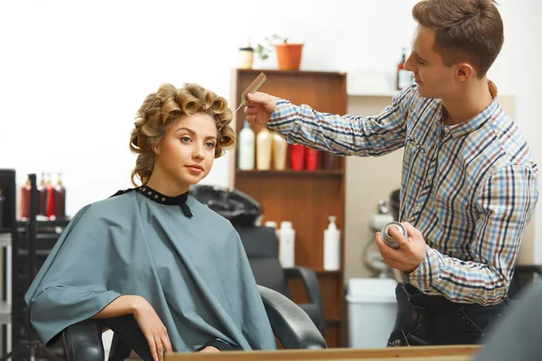 Peluquero haciendo peinado para mujer — Foto de Stock