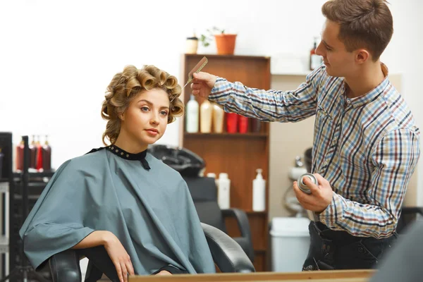 Cabeleireiro fazendo penteado para a mulher — Fotografia de Stock