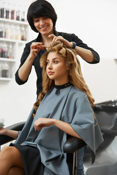 Peluquero haciendo peinado para mujer — Foto de Stock