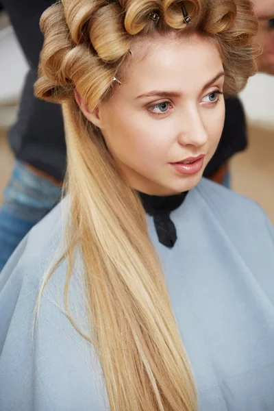 Mulher de cabelo loira no salão de cabeleireiro — Fotografia de Stock