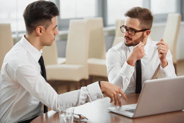 Erfolgreiche Geschäftspartner diskutieren Projekt — Stockfoto