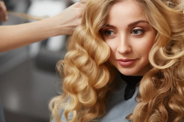 Cabeleireiro fazendo penteado para a mulher — Fotografia de Stock