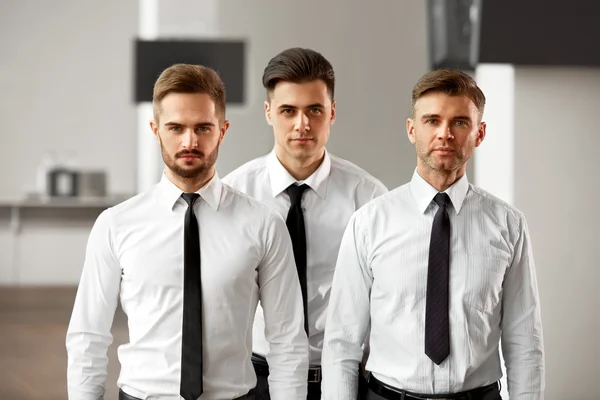 Three businessmen standing in office — Stock Photo, Image