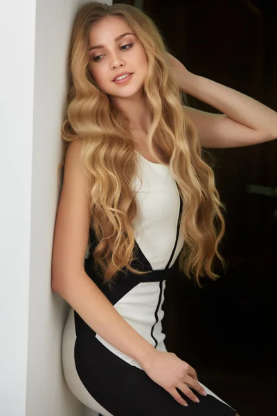 Femme blonde aux cheveux longs ondulés — Photo