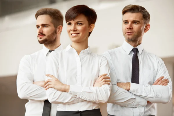 Geschäftsleute stehen mit gefalteten Händen — Stockfoto