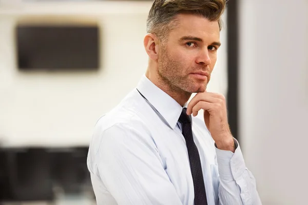 Un exitoso hombre de negocios en la oficina . — Foto de Stock