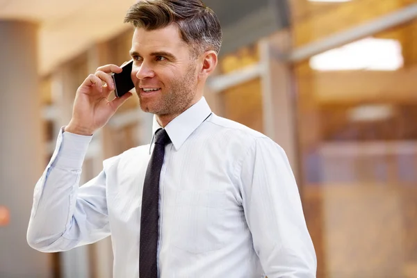 Affärsman som pratar i telefon — Stockfoto