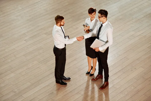 Socios comerciales que se comunican en sala — Foto de Stock