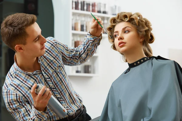 Cabeleireiro fazendo penteado para a mulher — Fotografia de Stock