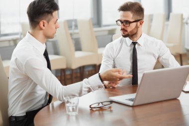 Başarılı iş ortakları projeyi tartışmak.