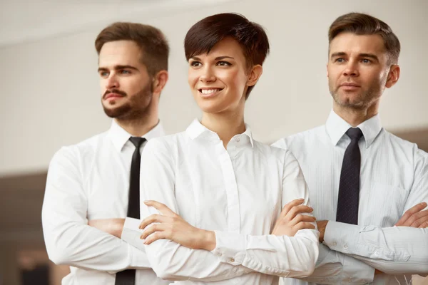 Lächelnde Menschen im Amt — Stockfoto