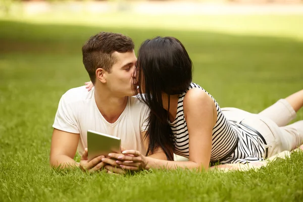 正在接吻的情侣。年轻的白种人情侣接吻的肖像 — 图库照片