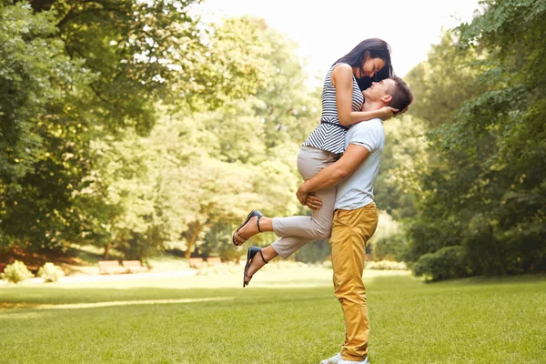 Casal feliz tem uma diversão no parque de verão — Fotografia de Stock