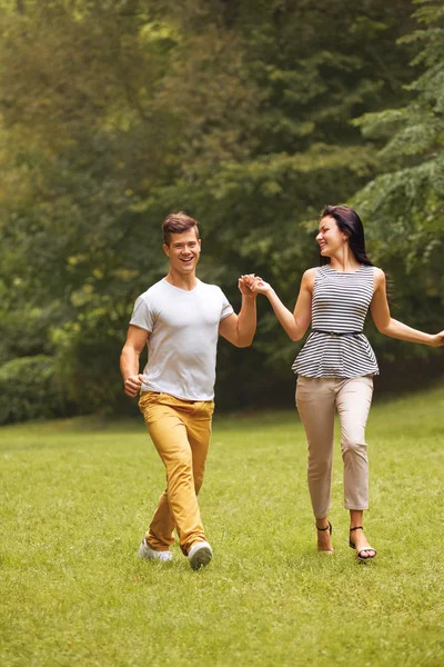 Пара закоханих. Щаслива пара біжить в парку — стокове фото