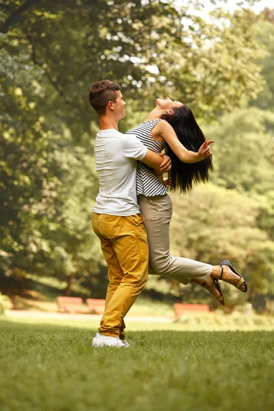 Pár v lásce. Šťastný pár se baví v letním parku — Stock fotografie
