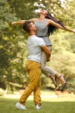 İki aşık. Mutlu çift yaz parkta eğleniyor