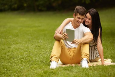 Çift elektronik tablet yaz parkta kullanma