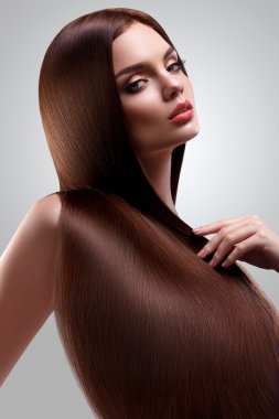 kahverengi saçlı. uzun saçlı güzel kadın portresi. Nereye yüksek