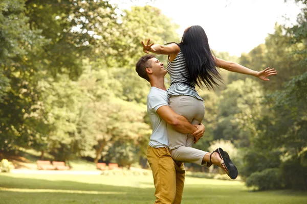 Szczęśliwa para ma zabawy w parku lato — Zdjęcie stockowe