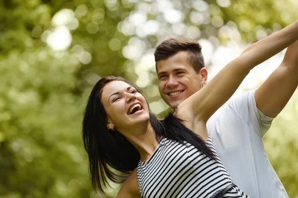 Junges glückliches Paar umarmt und lacht. — Stockfoto